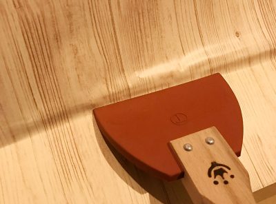 扉にカッティングシートを貼る
