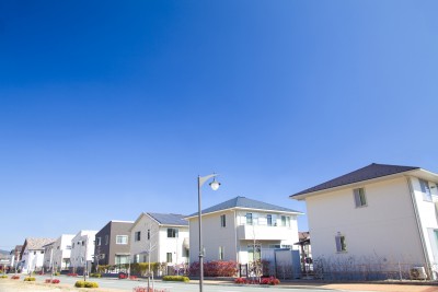 モダンな住宅地と青空