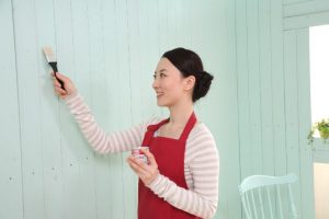 ペンキを塗る女性