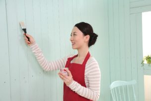 ペンキを塗る女性