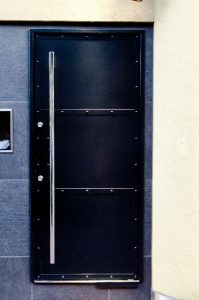 金属製のドア