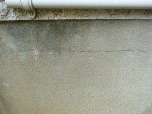 水平報告に走るひび割れの様子