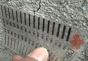クラックスケールでひび割れの幅を測る様子