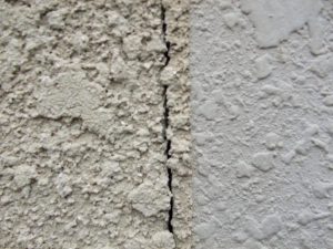 外壁の塗装面のひび割れ