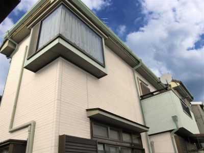 オフホワイトの外壁