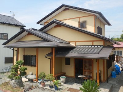 梁板と柱を明るい色で統一　和風