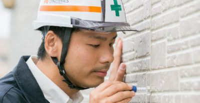 外壁の劣化診断をしている様子