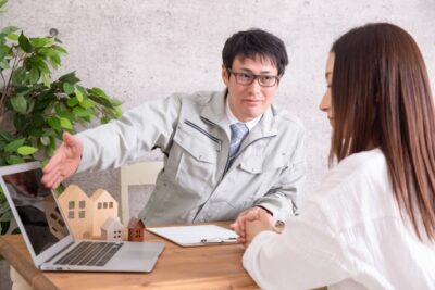 塗装業者の営業が家主に説明