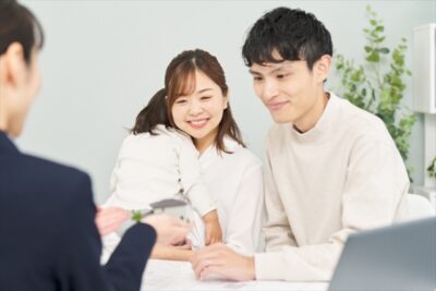 ハウスメーカーの営業の話を聞く夫婦