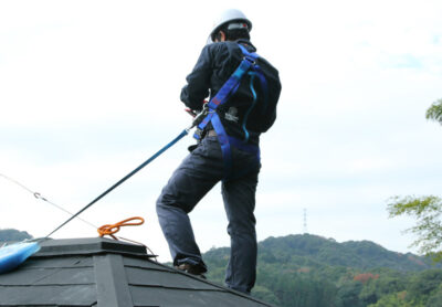 職人が屋根を点検している