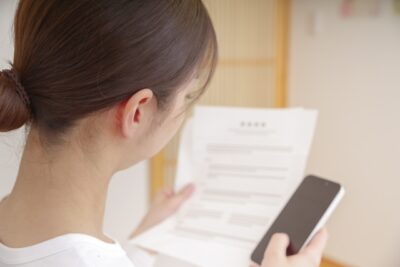 火災保険の契約の確認をしている