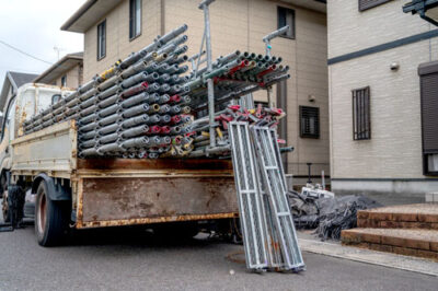 足場の資材を積んだトラック