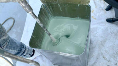 シンナーを加えて攪拌