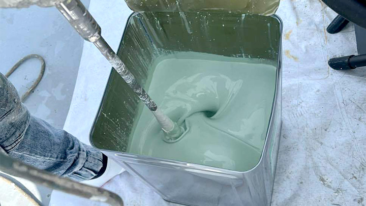 シンナーを加えて攪拌