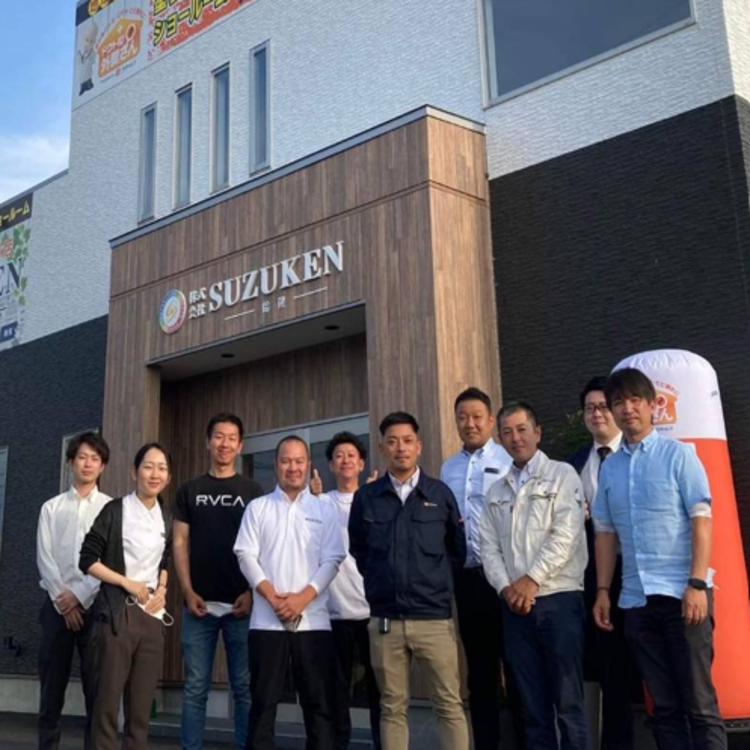 株式会社鈴建のスタッフ集合写真